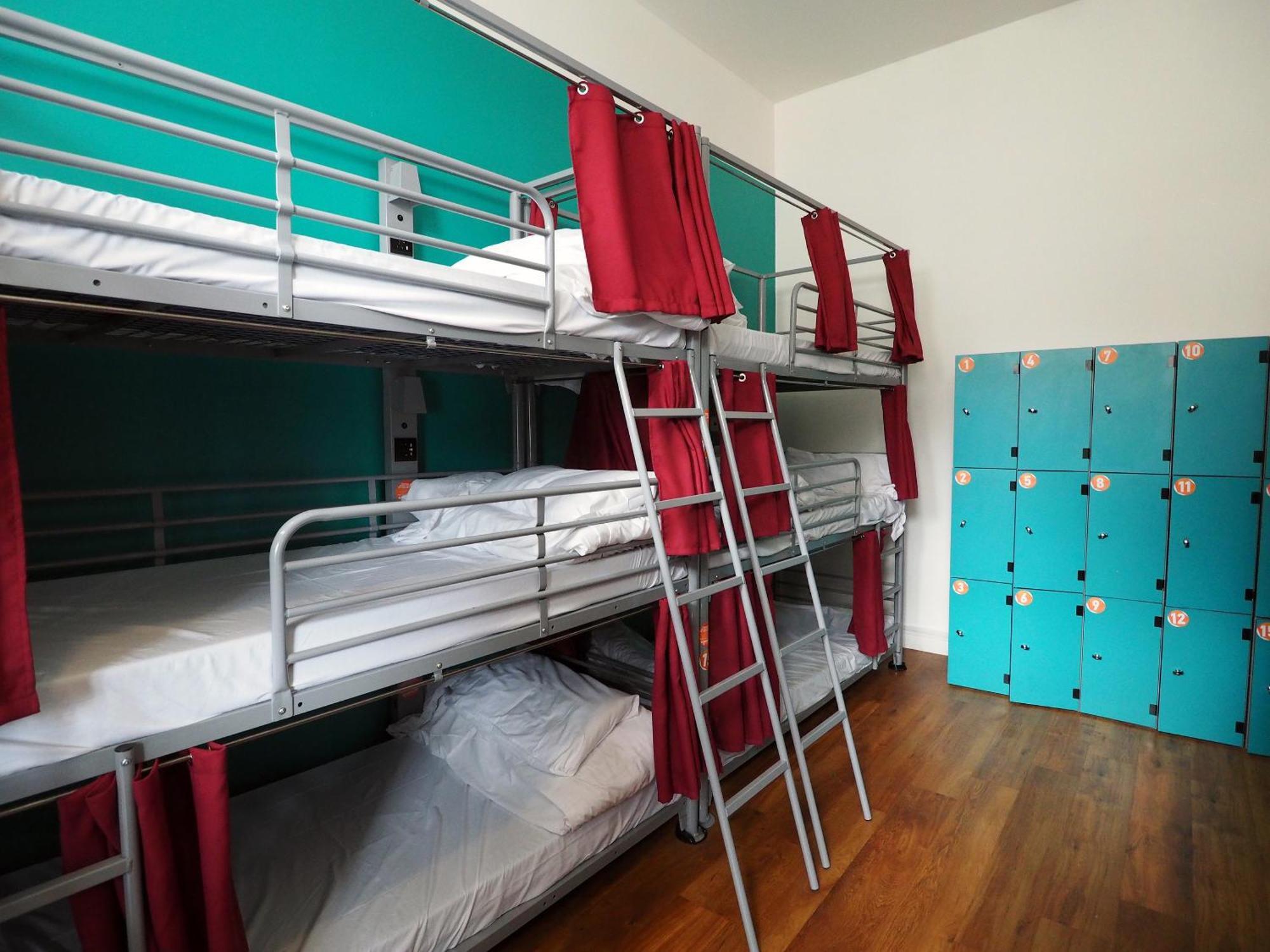 Posto Letto in Dormitorio Misto con 12 Letti a Castello Tripli - Bagno Esterno in Comune